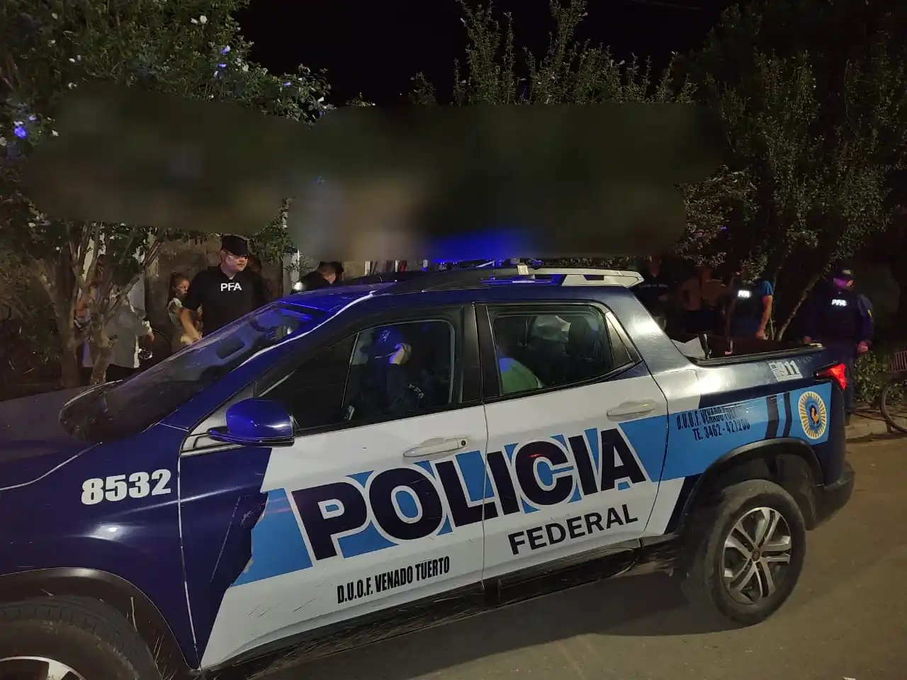 Los agentes en el momento del allanamiento.