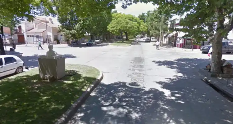 Un chico circulaba en bicicleta y lo amenazaron con un arma