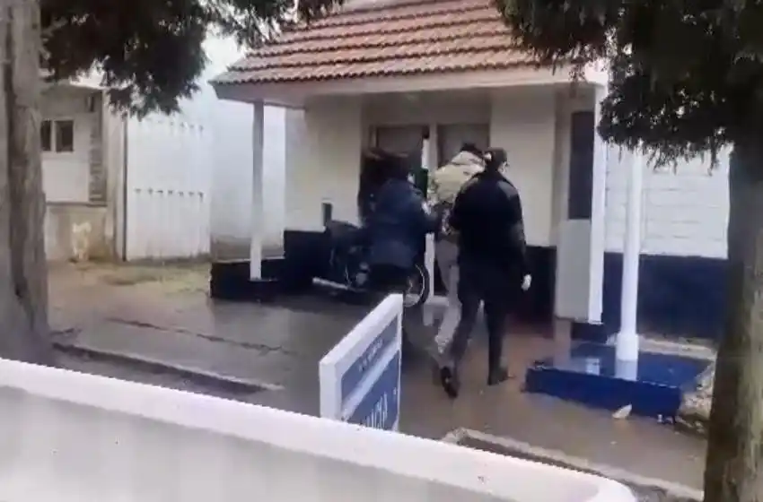 Robó un celular, intentó escapar y los vecinos lo retuvieron