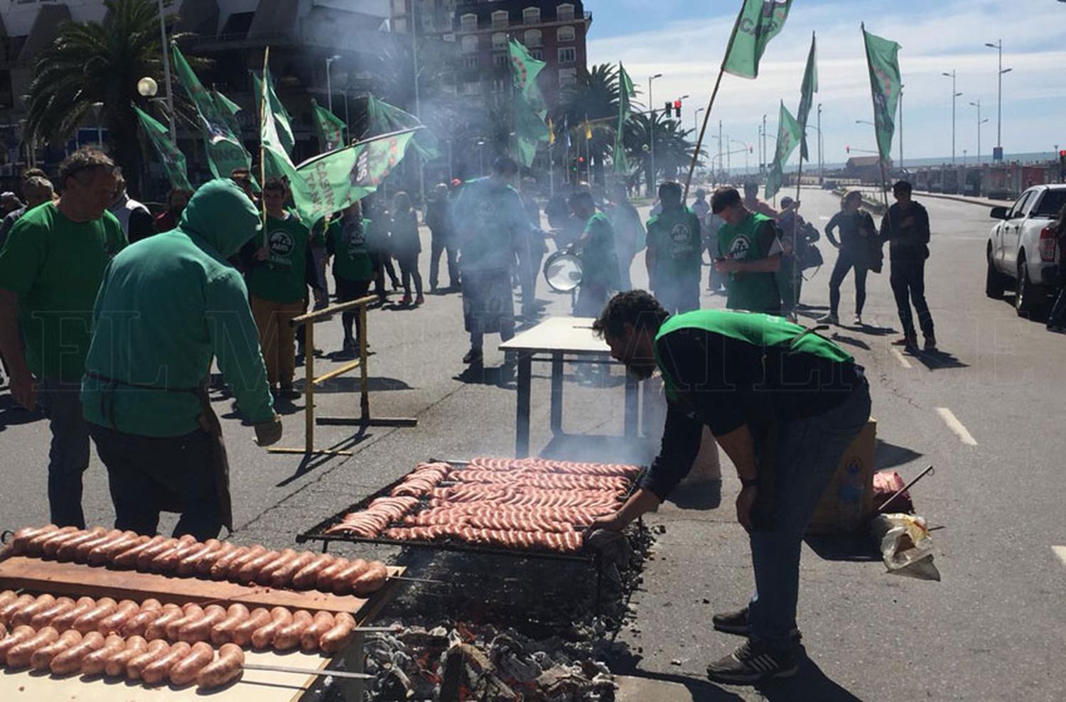 Casineros realizan una "chorizeada" con corte de calle en la costa