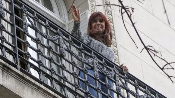 Incidentes en casa de Cristina Kirchner: vecino puso discurso de Milei a todo volumen y militantes insultaron