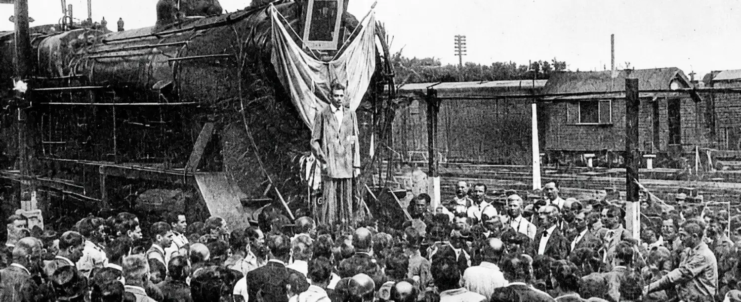 Luis Lobrundo, dirigente de la Unión Ferroviaria seccional Tandil, aparece aquí, junto a una locomotora, dirigiendo la palabra a los trabajadores del gremio en la Estación local el día del acuerdo con Gran Bretaña.