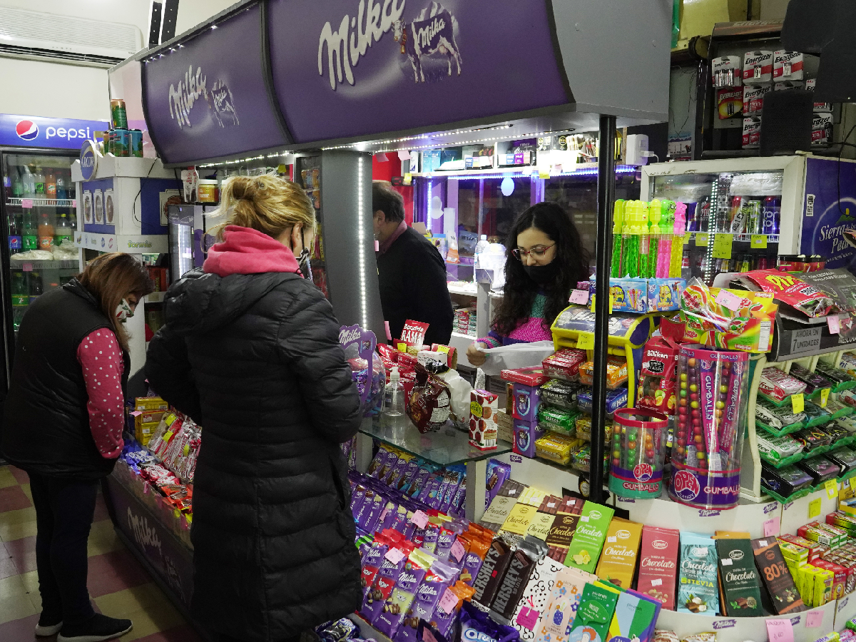 Kioscos: los otros “esenciales”  que piden abrir hasta las 23 