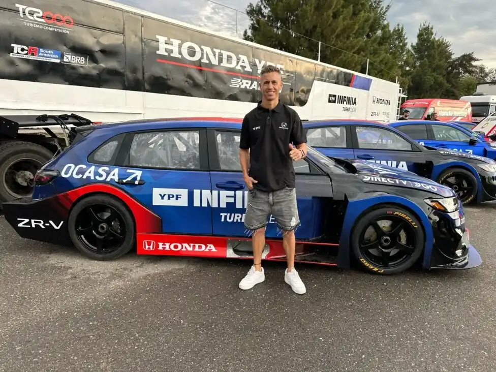 Leonel Pernía posa junto al Honda ZR-V que correrá en TC2000.