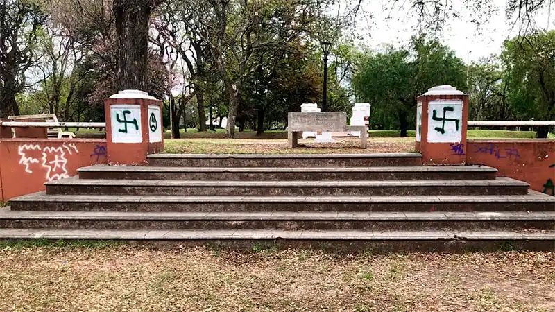 Realizaron pintadas nazis en el Parque Urquiza