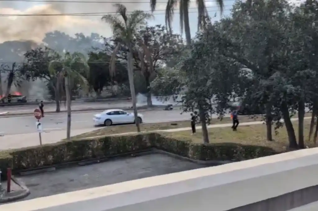 El impacto provocó un incendio de gran magnitud que obligó al cierre de varias vías cercanas