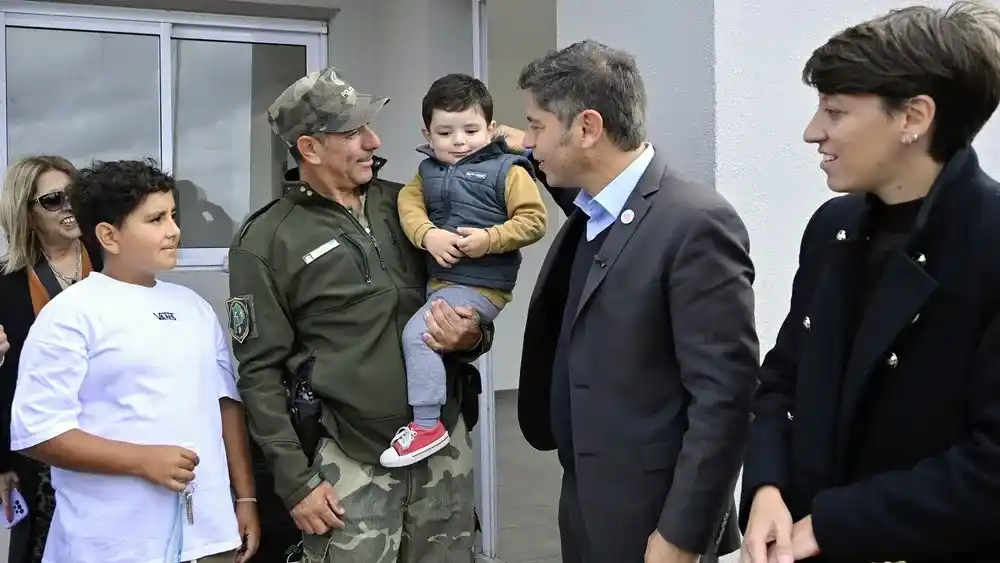 Axel Kicillof en una entrega de viviendas en Gonzales Chaves.