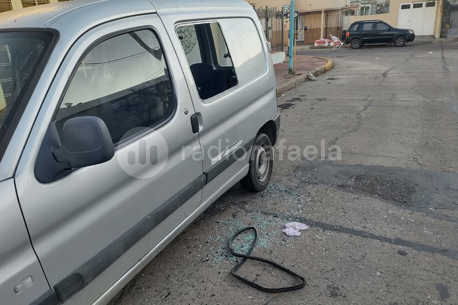 Le destrozaron el vidrio de una camioneta y le robaron todas las herramientas a un cerrajero