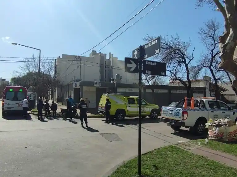 Choque entre una Honda Wave y un Peugeot 206. Foto: BVVT