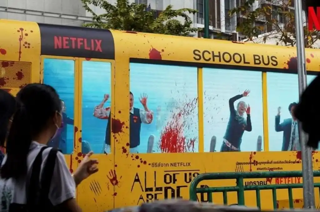 Video: polémica por un bus ensangrentado que promociona una serie de Netflix sobre zombis