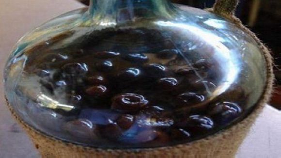 ¡HORROR! Un niño murió y su hermanito está grave, tras ingerir licor artesanal