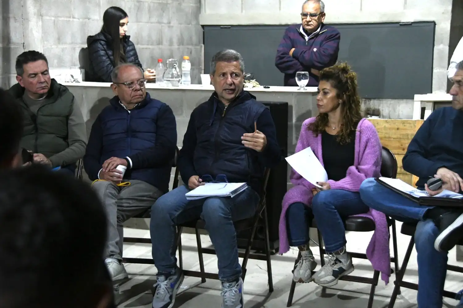 Vecinos de barrio Sarmiento reclamaron obras, más control vial y soluciones para los perros en la calle