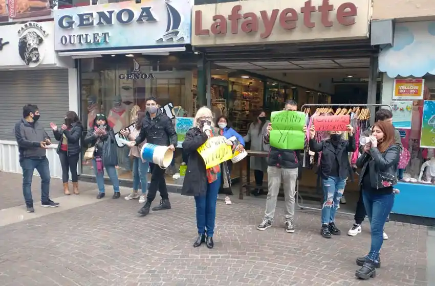 Por segundo dia consecutivo, galerías reclamaron por su apertura