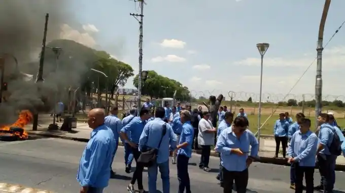 Pese al acuerdo interno de UTA, más de 60 líneas de colectivos continúan de paro este martes