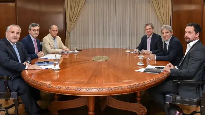 Luis Caputo junto a la cúpula de la UIA, en una de las reuniones anteriores.