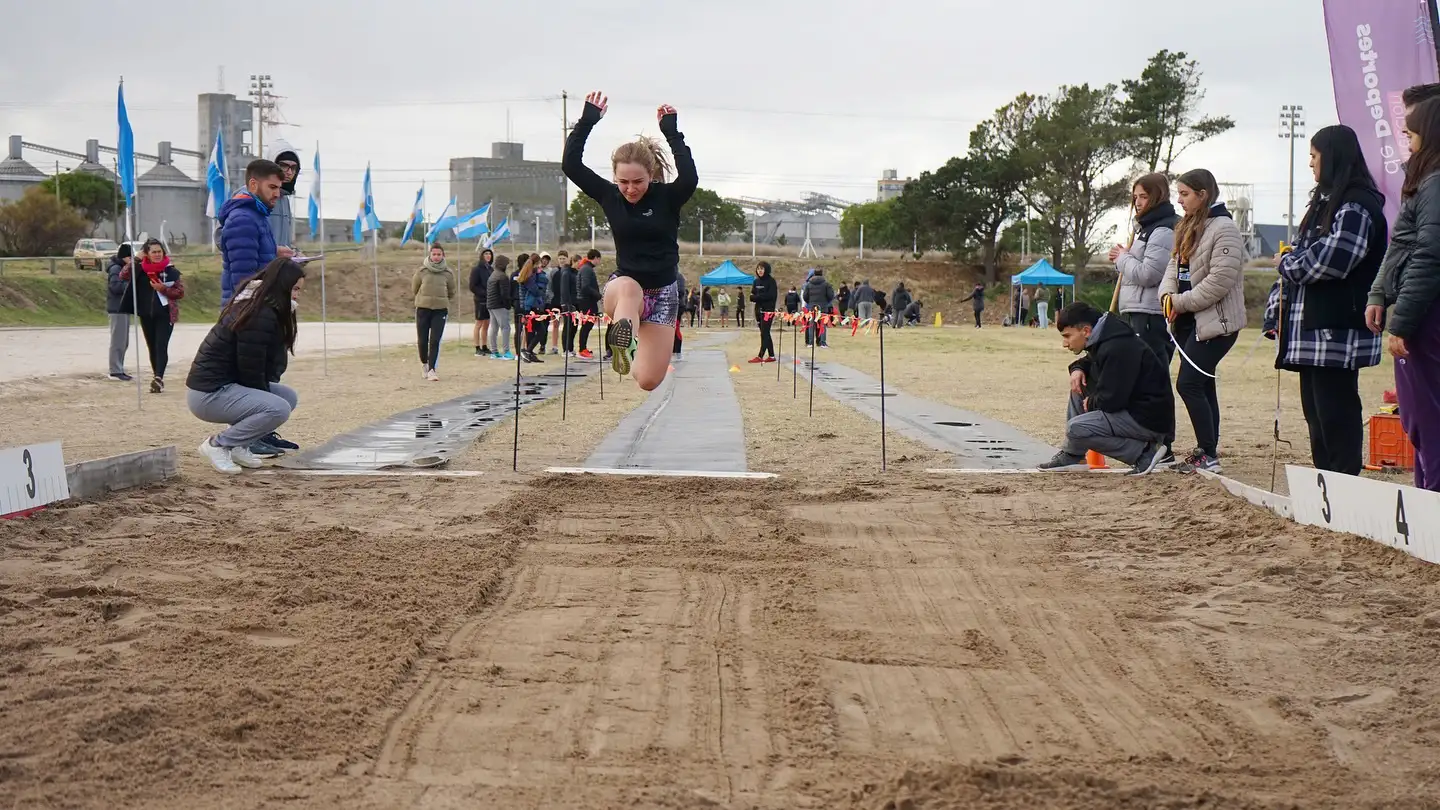 El atletismo en verano. Sirve para descubrir la carrera, el salto y el lanzamiento