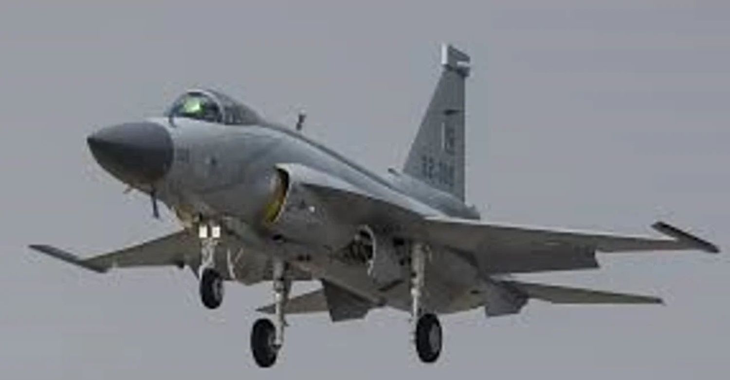Al menos tres aviones de combate indios se estrellaron en Cachemira y Pakistán denunció ataques aéreos