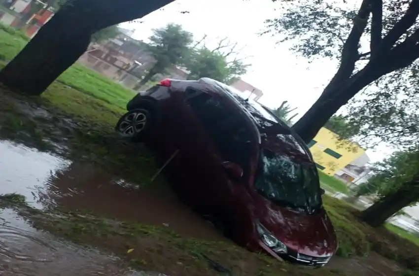 Una camioneta se incrustó en una canaleta de desague