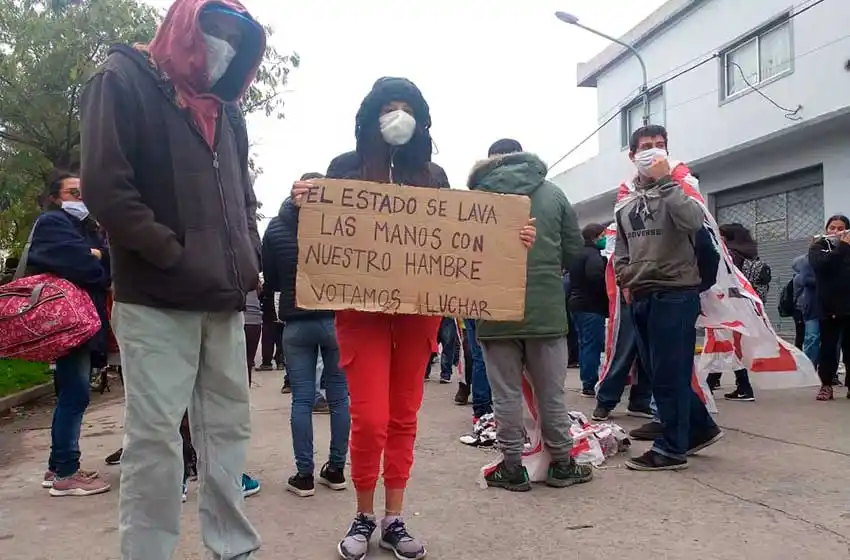 Reclamo en Desarrollo Social: "Hoy te moris de hambre o por el virus"