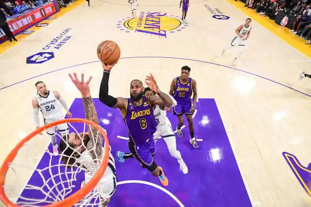 Le Bron James aportó 23 puntos.