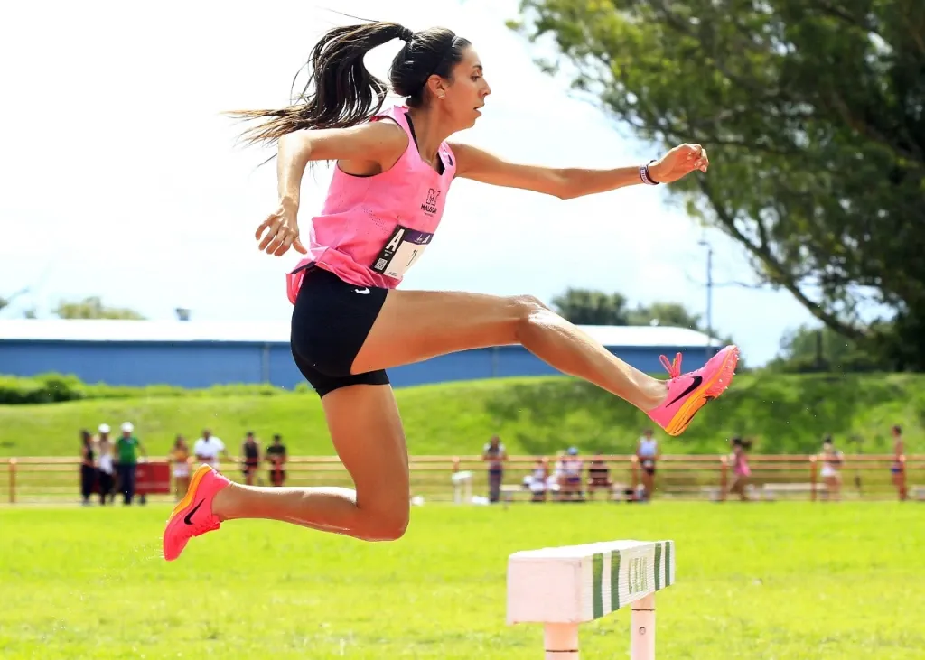 Micaela Levaggi en su debut en competencias con vallas.