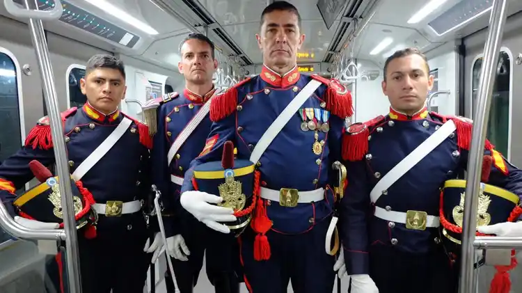 Granaderos tomaron el subte para ir a la misa en homenaje a San Martín