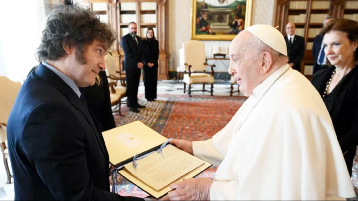 Los regalos que intercambiaron Milei y el papa Francisco durante la audiencia privada