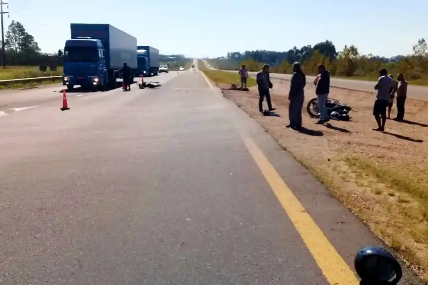 Chocaron dos motos que circulaban en el mismo sentido: un conductor con heridas