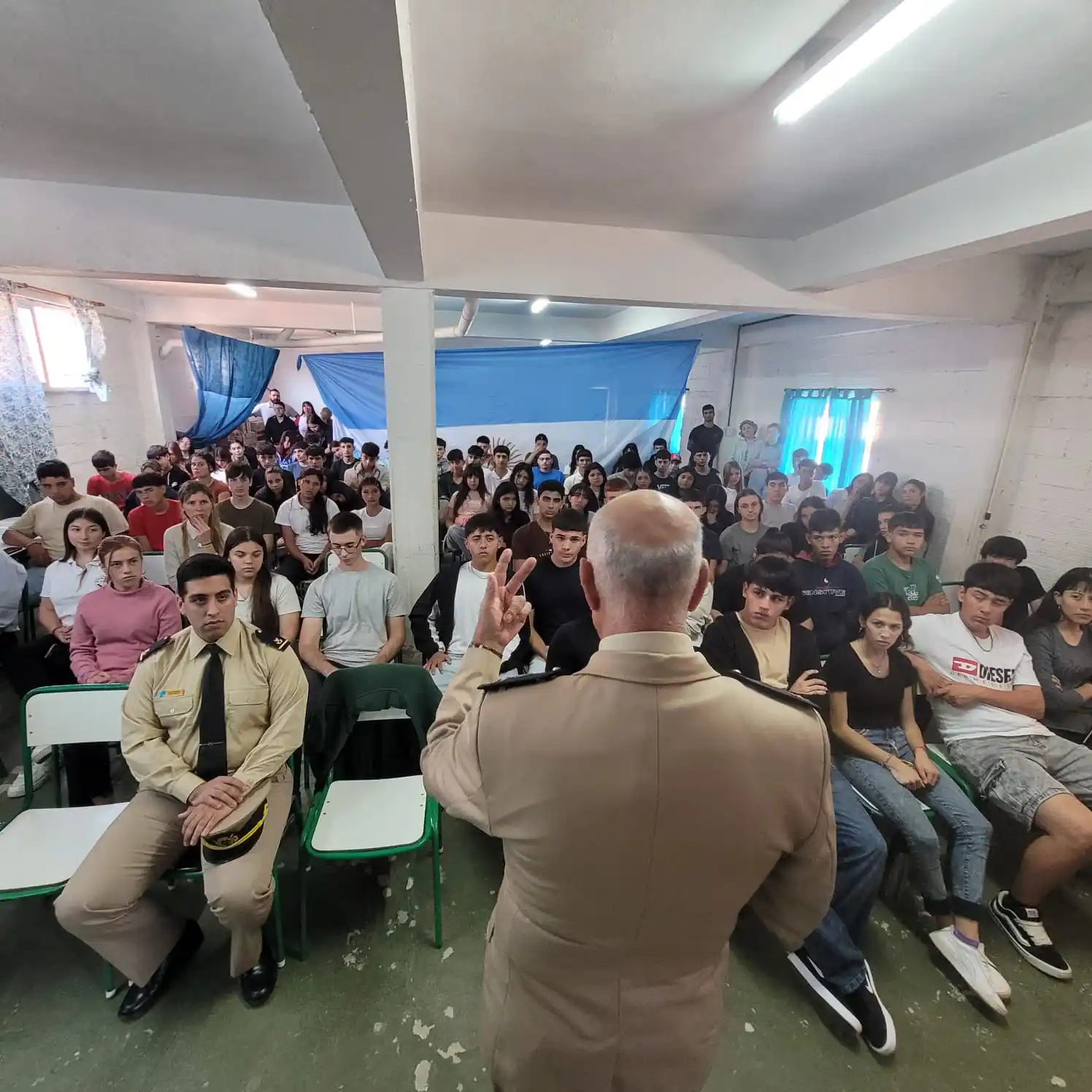 Prefectos veteranos de Malvinas compartieron su testimonio con estudiantes de Villa Paranacito