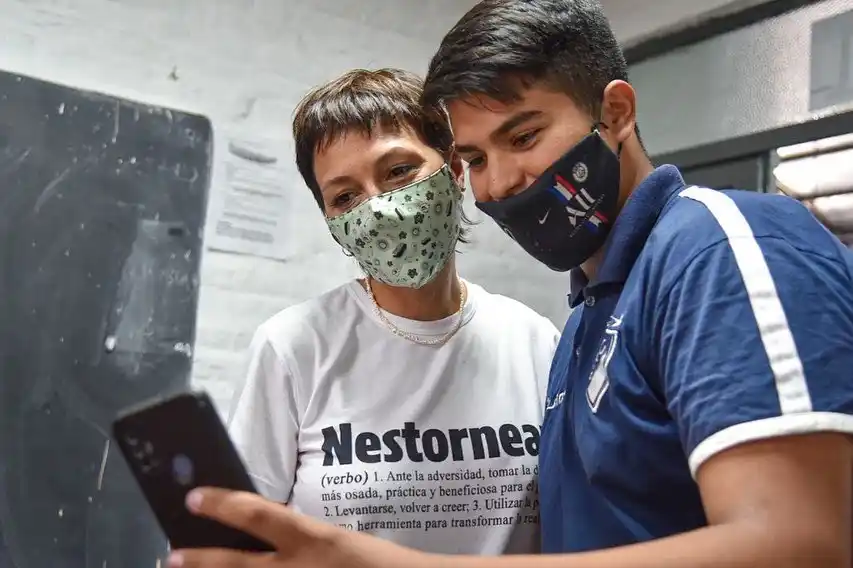 "Nestornear": La remera "made in conurbano" que utilizó Mayra Mendoza para recorrer una escuela de Quilmes