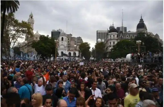 Una multitud politizada contra Macri en Plaza de Mayo por el 42 aniversario del golpe