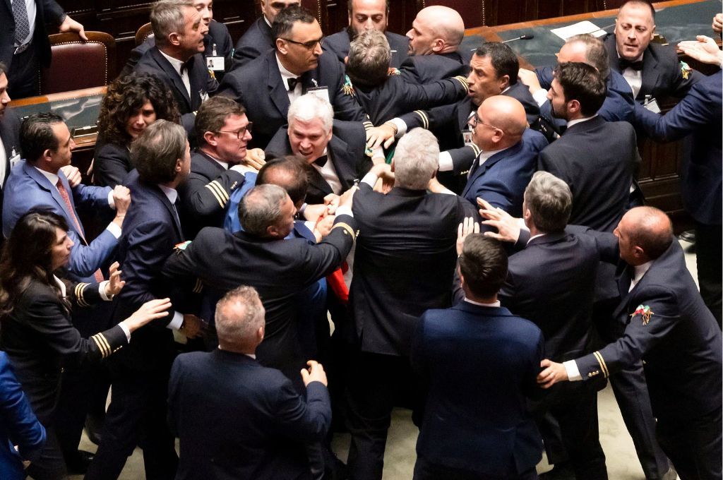 Diputados a las trompadas en plena sesión