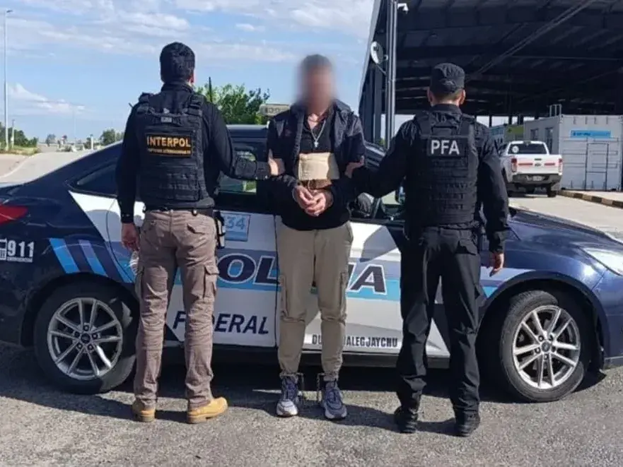 Extraditaron a Uruguay a un prófugo con alerta roja de Interpol por una causa de tráfico de armas y drogas
