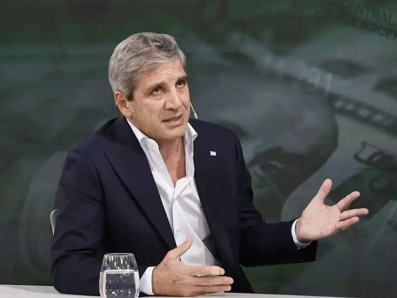 Caputo exige a bancos aceptar «dólares del colchón» y tensiona relación con el sistema financiero