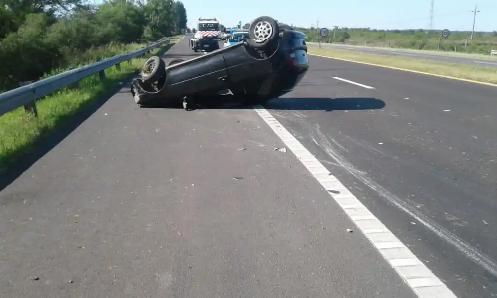 Vuelco trágico en Ruta 12: murió una mujer y un hombre quedó herido