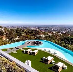 La mansión cuenta con una piscina al aire libre