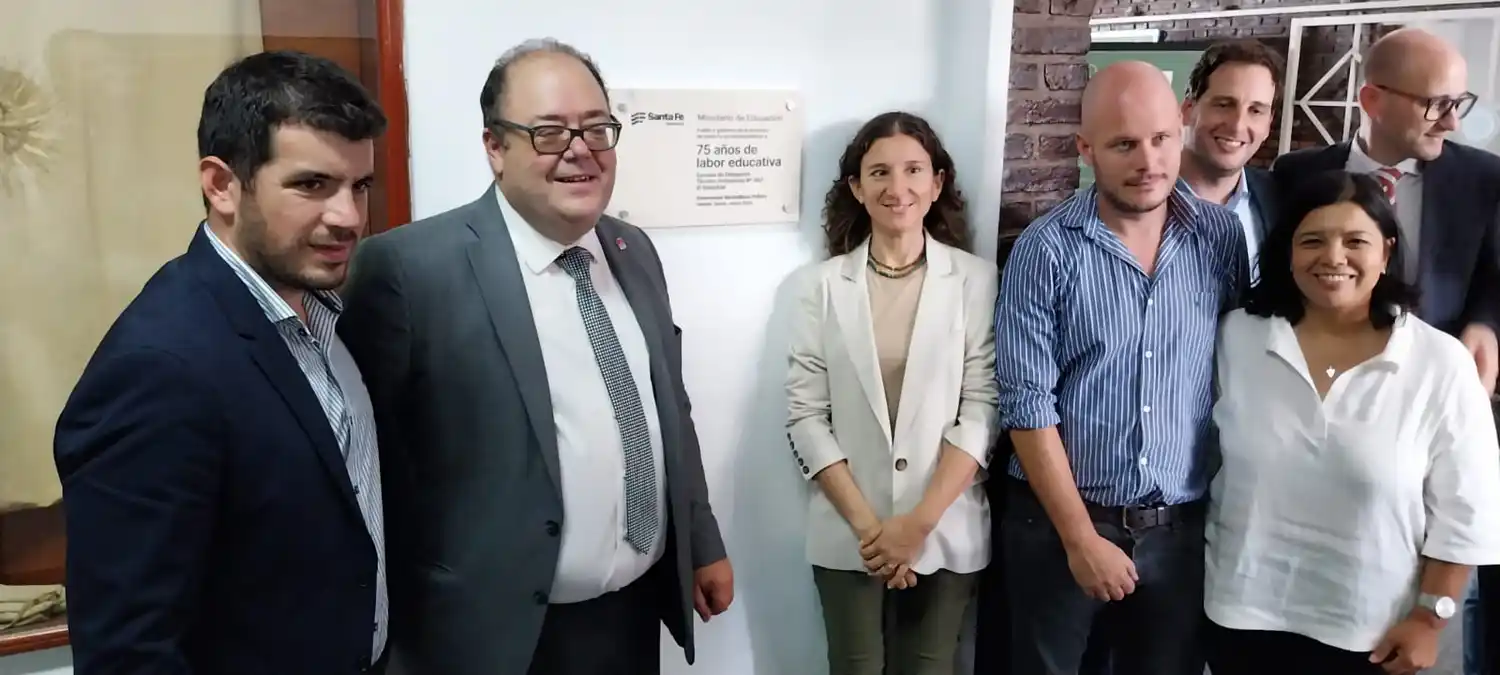 Chiarella, Baroni, Di Gregorio, Vergé y Caporaletti, en el descubrimiento de la placa del gobierno provincial. Foto: Sur24