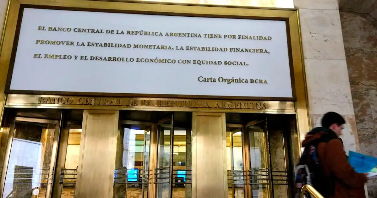 El cambio principal apunta al artículo 3, que tras la reforma de 2012 dejó de tener como función fundamental la preservación del valor de la moneda para adoptar un mandato múltiple que incluyó la promoción del empleo y el desarrollo económico.