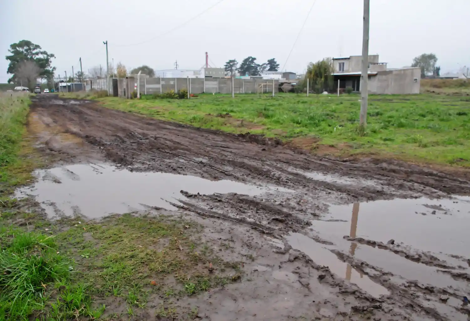 Por aquí circulan diariamente, como pueden, los vecinos de Villa Italia Norte.