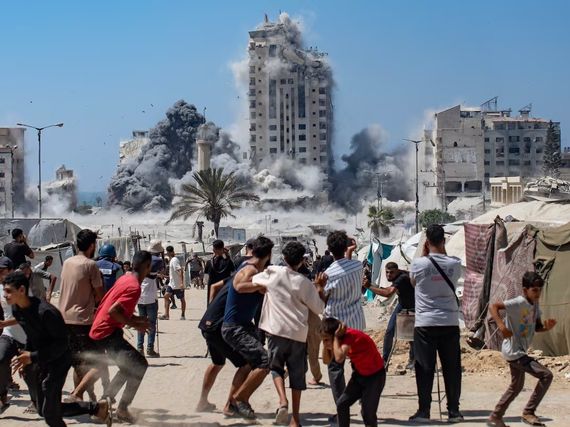 El ejército israelí destruyó mediante los disparos de misiles un edificio de Gaza