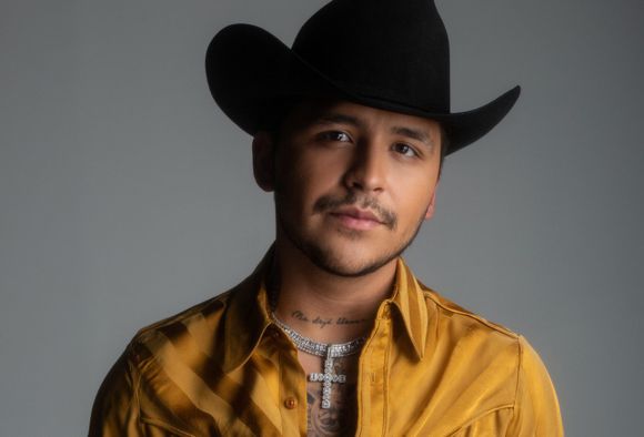 ¿Nueva pareja? Con esta rapera Christian Nodal fue visto agarrado de mano  