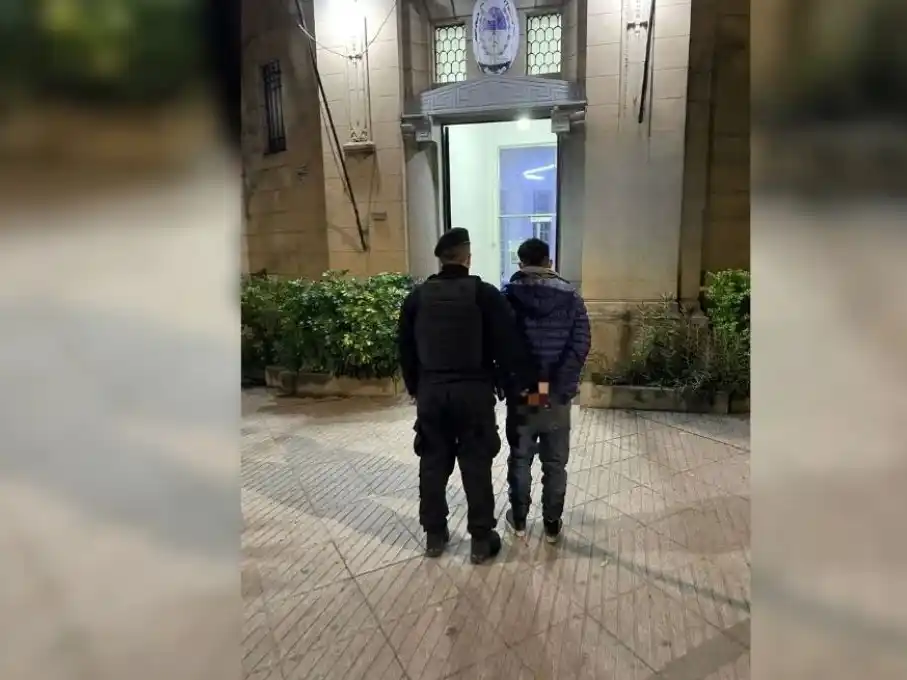 El implicado fue aprehendido y trasladado por los uniformados (Foto: Gentilezas)