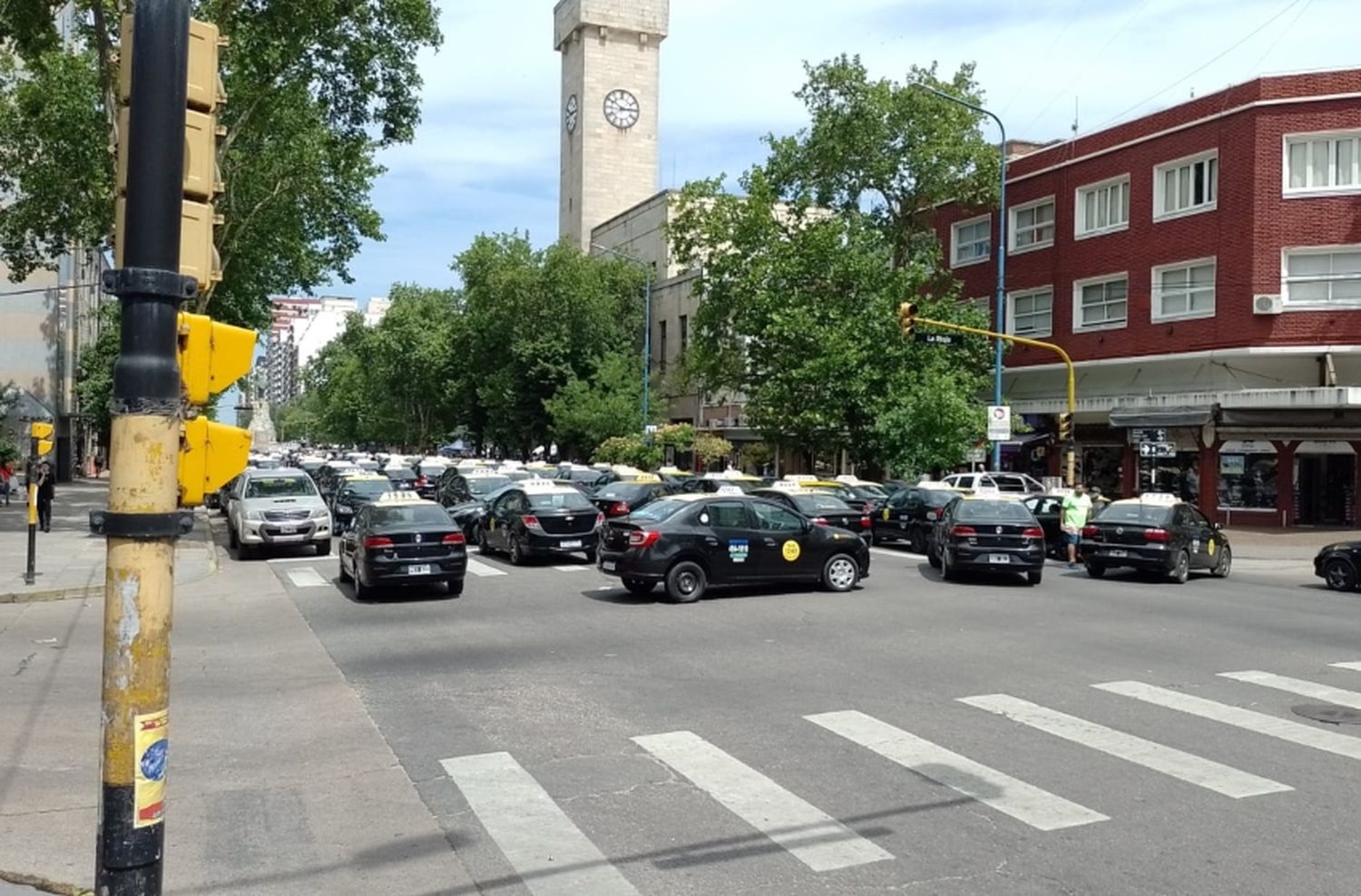 Taxistas autoconvocados levantaron el corte y analizan judicializar el reclamo