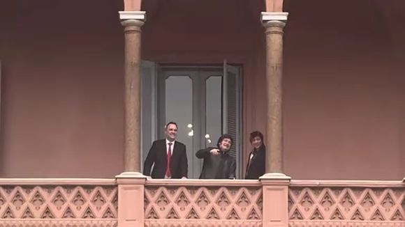 Tras las críticas de Macri, Milei salió al balcón de la Casa Rosada con Santiago Caputo