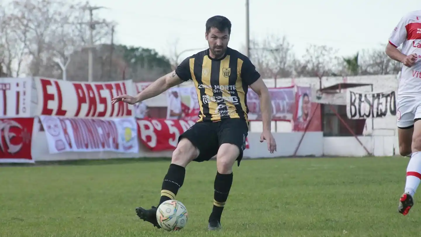 Romat es uno de los zagueros de Santamarina.