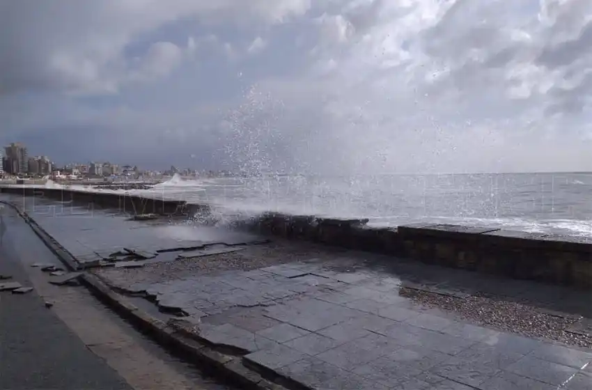 La sudestada rompió el paredón y la vereda del Paseo Dávila