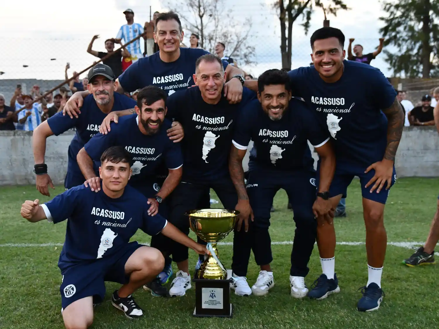 Lema (medio) junto a los integrantes de su cuerpo técnico.