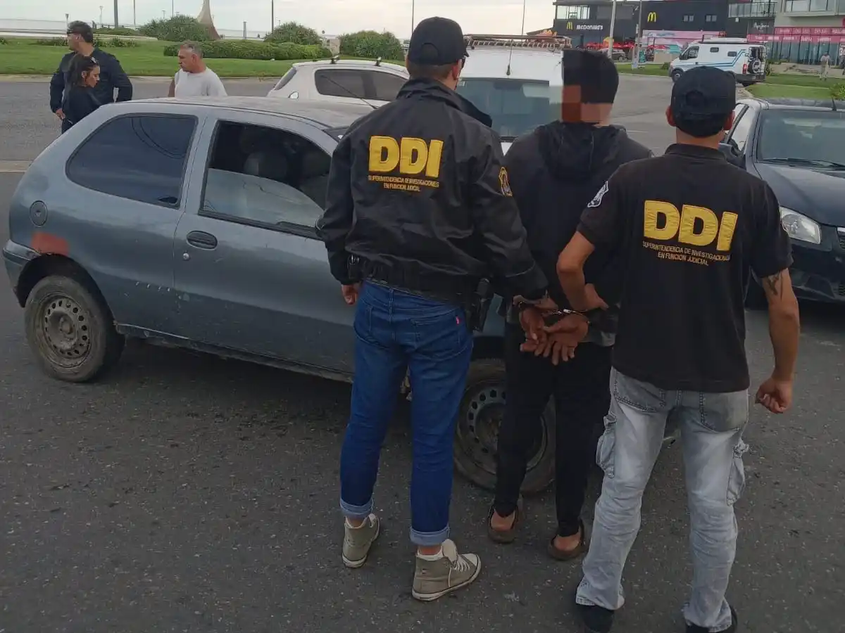 A las 6 del mismo día, el Comando de Patrullas halló el vehículo de la víctima volcado y sin ocupantes en la intersección de las calles Alvarado y República del Líbano.