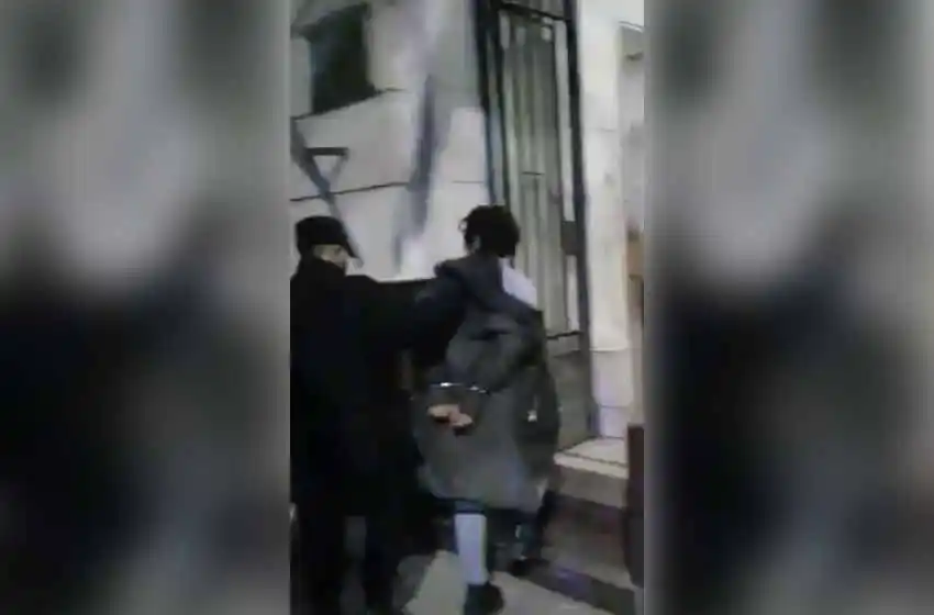 Intentó romper a piedrazos la vidriera de un local en pleno centro y fue detenida