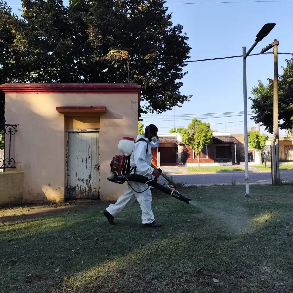 Personal comunal trabajó en los espacios públicos.